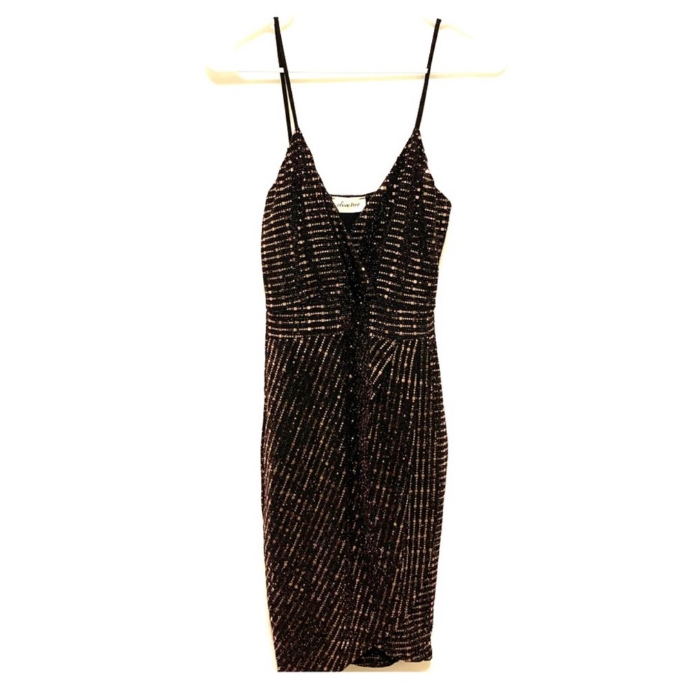 ✨👗3 Short Dresses & 1 Robe Bundle ✨ - Picture 7 of 16